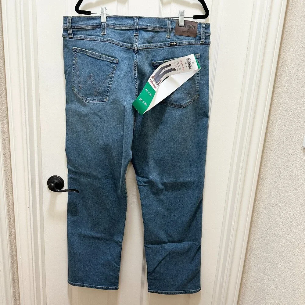 Wrangler Men's Jean Size 38X32 Blue Stretch Relax Fit Straight Leg Casual (NEW)